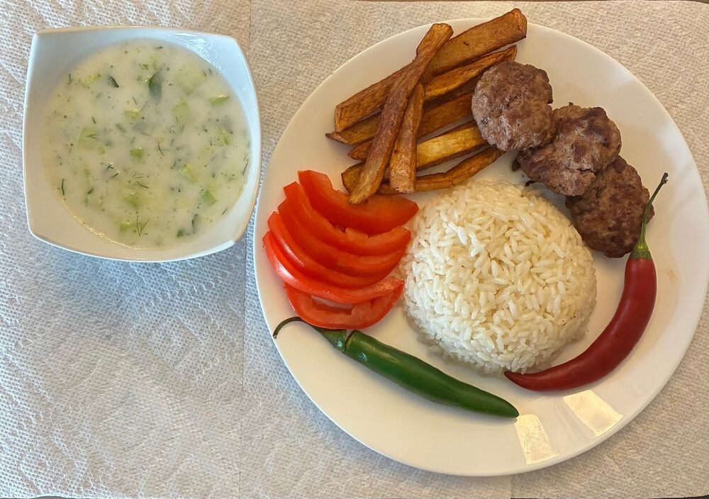 Köfte plate with cacık and rice